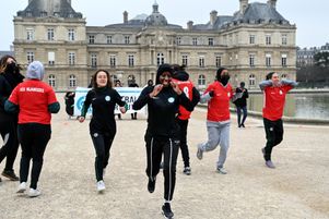 Des femmes s’échauffent avant de jouer au football dans le jardin du Luxembourg, à Paris, le 26 janvier 2022, en signe de protestation après le vote du Sénat en faveur de l’interdiction du port de symboles religieux lors de manifestations et de compétitions organisées par les fédérations sportives.