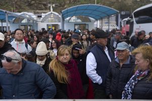 Des habitants de l’île de Santorin fuient les tremblements de terre. Ils attendent pour embarquer à bord d’un ferry à destination des côtes grecques, le 4 février 2025.