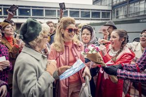 Interprétée par Gemma Arterton, l’ancienne reine de beauté provinciale devenue actrice à Londres, Barbara Parker, est désormais adulée par le public.