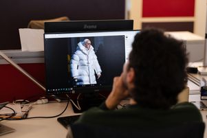 Un internaute devant une fausse photo du pape François générée par l’intelligence artificielle Midjourney, le 29 mars 2022. À l’occasion du Sommet pour l’action sur l’IA, qui s’ouvre lundi 10 février 2025, Emmanuel Macron a incité les Français à télécharger « Le Chat ».