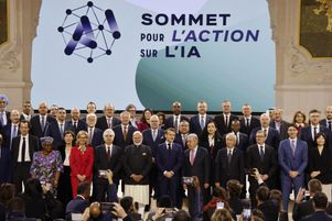 Emmanuel Macron avec des dirigeants mondiaux et des participants à la fin de la session plénière du Sommet d’action sur l’intelligence artificielle (IA), au Grand Palais, à Paris, le 11 février.