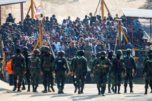 Des victimes de « cyberesclavagisme » en Birmanie attendent de débarquer le 12 février 2025 du côté thaïlandais de la rivière Moei, qui sépare les deux pays.