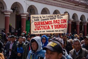 Des indigènes brandissent des pancartes lors d’une marche contre la violence à San Cristobal de Las Casas, dans l’État du Chiapas, au Mexique, le 25 janvier 2025.