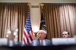 Donald Trump a annoncé jeudi 27 février 2025 des droits de douane supplémentaires de 10 % sur les produits chinois à compter du 4 mars, alors que ceux-ci étaient déjà visés depuis début février par une hausse de 10 %.