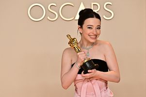 Mikey Madison, 25 ans, a reçu la statuette de la meilleure actrice pour Anora, le film de Sean Baker qui a triomphé aux Oscars dimanche 2 mars 2025.