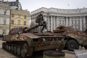 Un tank russe exposé sur une place de Kiev, le 2 mars 2025. 