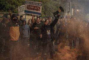 Des Israéliens lors d’une manifestation contre le gouvernement en raison des projets de Benyamin Netanyahou de destituer le chef du Shin Bet, Ronen Bar, de la reprise des frappes israéliennes sur Gaza et du retour du politicien d’extrême droite Itamar Ben Gvir au cabinet.