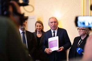 Le premier ministre François Bayrou et la ministre chargée du travail et de l’emploi, Astrid Panosyan-Bouvet, lors de la remise du rapport de la Cour des comptes sur l’état financier du système des retraites, à l’Hôtel Matignon, le 20 février. 
