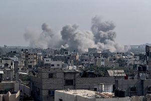 De la fumée s’élève après une attaque israélienne sur Beit Lahia, à Gaza, mercredi 26 mars 2025