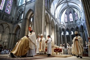 Mgr Celestino Migliore a renouvelé un quart l’épiscopat français, depuis 2020. Ici, le 15 octobre 2023, lors de la messe où Mgr Grégoire Cador est devenu évêque de Coutances et Avranches (Manche), à la Cathédrale Notre-Dame de Coutances, à Coutances.