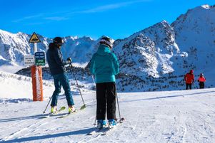 Considérées comme définitivement fermées à l’automne 2024 après un vote du conseil communautaire, les remontées mécaniques de la station de la Matheysine (Isère) ont pu rouvrir pour un hiver de sursis.