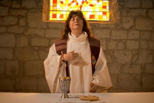 Christina Moreira, l’une des 300 femmes prêtres catholiques dans le monde, préside l’eucharistie dans sa communauté de La Corogne, en Espagne.