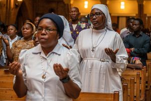 Lundi 21 avril, des fidèles se sont rassemblés à la cathédrale de Kinshasa (RD-Congo) pour prier après l’annonce de la mort du pape François.