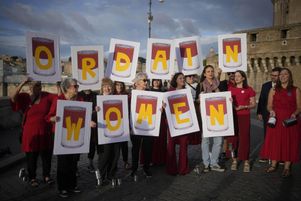 des défenseurs de l’ordination des femmes lors du flash mob « Ne donnez pas de coups de pied dans la boîte, les femmes peuvent être prêtres » à Rome, alors que le pape François ouvrait le Synode des évêques, le mercredi 2 octobre 2024.
