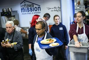Des bénévoles distribuent des repas dans le réfectoire de la Mission d’Ottawa (Ontario), le 9 octobre 2023.