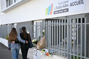 Des fleurs déposées devant l’établissement Notre-Dame-de-Toutes-Aides, à Nantes, vendredi 25 avril, après l’attaque au couteau de la veille. Une cellule psychologique a été ouverte à destination des élèves.