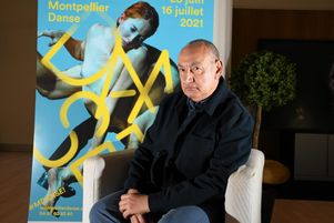 Jean-Paul Montanari, directeur pendant 40 ans de Montpellier Danse, est décédé le 25 avril à 77 ans. (Illustration : devant l’affiche de la 41e édition du festival)