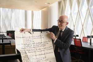 Bruno Ricard, chef du service interministériel des archives de France, présente un cahier de doléances.