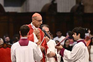 Le cardinal argentin et préfet du dicastère pour la doctrine de la foi Victor Manuel Fernandez officie lors de la sixième messe des novemdiales à la basilique Saint-Pierre, le 1er mai.