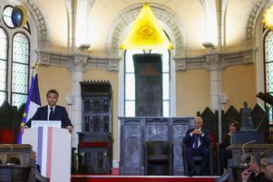 Le président Emmanuel Macron prononce un discours aux côtés de la ministre de la culture Rachida Dati et du Grand maître franc-maçon Thierry Zaveroni lors d’une visite à la Grande Loge de France (GLDF), la plus ancienne obédience maçonnique de France, à Paris, le 5 mai 2025.