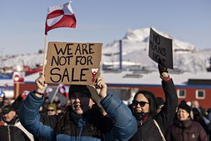 Manifestation avec comme slogan « Le Groenland appartient au peuple groenlandais » au consulat des États-Unis à Nuuk au Groenland, le samedi 15 mars 2025.