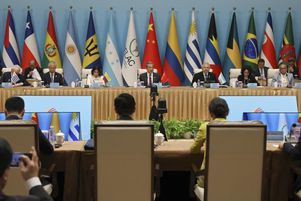 Le ministre chinois des affaires étrangères Wang Yi, lors de l’ouverture du Forum entre la Chine et la Communauté des États latino-américains et des Caraïbes (Celac) à Pékin, le mardi 13 mai 2025.