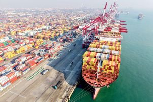 Un porte-conteneurs dans un terminal à conteneurs de Qingdao, dans la province du Shandong, à l’est de la Chine. Washington et Pékin ont décidé de réduire leurs droits de douane punitifs, dans un accord entré en vigueur mercredi 14 mai 2025.