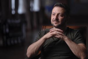 Le président ukrainien Volodymyr Zelensky, photographié ici lors d’une interview en août 2024, n’aura cessé de transcender l’ordinaire de son existence, comme le montre le documentaire Et Volondia devint Zelinsky, diffusé sur Arte puis arte.tv.