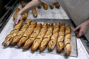 La baguette, produite ici dans une boulangerie à Nancy, est la première forme de pain consommé en France. Elle est aussi la plus gaspillée, d’après une étude de Too Good To Go, publiée mardi 13 mai 2025.