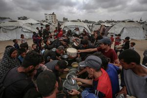 Des Palestiniens reçoivent de la nourriture d’un centre de distribution dans la ville de Gaza, le 13 mai 2025.