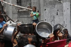 Des Palestiniens font la queue pour recevoir de la nourriture distribuée par des organisations caritatives, à Jabaliya, dans le nord de la bande de Gaza, le 14 mai 2025.