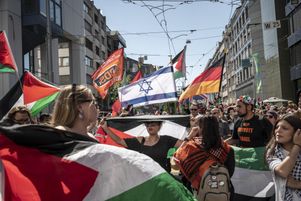 Lors du défilé de présentation du Concours Eurovision de la Chanson, le 11 mai 2025, à Bâle, un groupe de manifestants pro-palestiniens a activement manifesté contre les organisateurs de l’événement, demandant l’exclusion d’Israël du concours et de prêter attention aux crimes de guerre perpétrés dans la bande de Gaza.