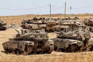 Des chars israéliens déployés à la frontière avec la bande de Gaza, le 17 mai 2025. Les secouristes dans le territoire palestinien assiégé ont fait état de 10 morts ce jour-là dans de nouvelles frappes, alors qu’Israël a annoncé une intensification de ses opérations pour vaincre le Hamas.