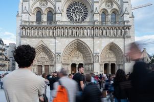 Rassemblement de fidèles devant la cathédrale Notre-Dame de Paris, le 9 mai 2025. 