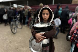 Distribution d’eau et de nourriture à Khan Yunis, dans le sud de la bande de Gaza, le 22 mars 2025.
