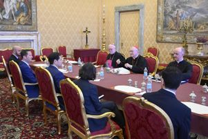 Le secrétaire d’État américain Marco Rubio et le cardinal secrétaire d’État du Vatican Pietro Parolin, au Vatican, le 17 mai 2025.