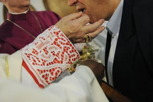 Communion lors d’une messe en latin, en novembre 2009, selon le rite de Saint Pie V dans l’église Sainte-Rita, devenue gallicane à la fin des années 1980.