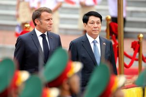 Le président vietnamien, Luong Cuong (à droite), et son homologue français Emmanuel Macron (à gauche), passent en revue la garde d’honneur au palais présidentiel de Hanoï, au Vietnam, le 26 mai 2025. Emmanuel Macron est en visite d’État au Vietnam du 25 au 27 mai 2025.