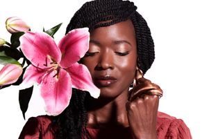 Le chant d’Awa Ly évoque de grandes interprètes : Nina Simone pour la spiritualité, Sade pour le velours, Tracy Chapman pour le vibrato, Rickie Lee Jones pour le rythme.