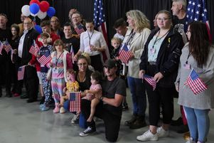 Des « réfugiés » afrikaners d’Afrique du Sud arrivent à l’aéroport international de Dulles (Virginie, États-Unis), le 12 mai. 