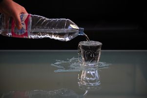 L’association l’UFC-Que choisir indique mardi 3 juin 2025 avoir porté plainte, au pénal, contre Nestlé Waters pour « des faits susceptibles de constituer des pratiques commerciales trompeuses, falsifications aggravées et tromperies aggravées ».