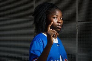 Fayma Youssouf, 16 ans, en terminale au lycée Thiers et lauréate du concours lycéens ELOQUENTIA @HEC 2023, dans son quartier de la Joliette à Marseille.