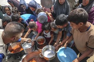 Des Palestiniens se pressent lors d’une distribution de nourriture dans la ville de Gaza, le 3 juin 2025.