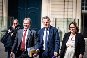 Arrivée de Fabien Roussel (au centre), secrétaire national du parti communiste français (PCF), pour un entretien entre le premier ministre et des responsables politiques sur la proportionnelle à Matignon, le 22 mai 2025. Dans le cadre de leur niche parlementaire du 5 juin, les députés communistes mettent à l’ordre du jour un vote sur l’abrogation de la réforme des retraites.