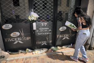 Après le meurtre d’Hichem Miraoui à Puget-sur-Argens, des gerbes de fleur ont été déposées devant le salon de coiffure où la victime travaillait.