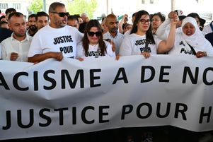 Les proches d’Hichem tiennent une banderole lors d’une marche blanche en hommage à Hichem Miraoui à Marseille le 8 juin 2025