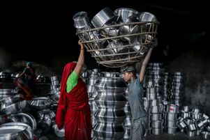 Un enfant travaille dans une usine d’ustensiles de cuisine à Shyampur à Dhaka, au Bangladesh, le 4 juillet 2022.