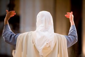 Une moniale des Fraternités monastiques de Jérusalem anime les chants  pendant la messe © S. Ouzounoff/Ciric