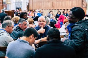 Un prêtre et des laïcs réunis lors d’une journée de foi, à Meaux, le 23 septembre 2018.