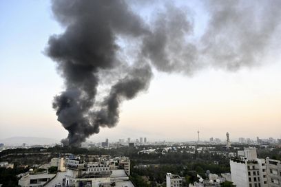 Une fumée noire s’échappe du siège de la télévision d’État iranienne à Téhéran suite à une attaque israélienne lundi. L’escalade meurtrière entre Israël et l’Iran se poursuit mardi 17 juin 2025.